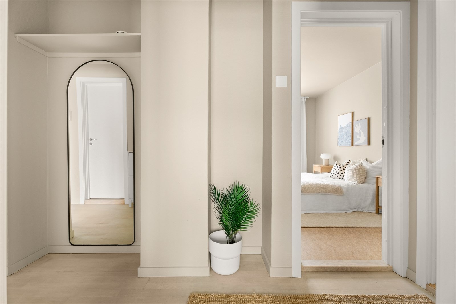 Videre byr leiligheten på to romslige soverom, som har god plass til seng, garderobeskap, skrivebord osv. Galleribilde