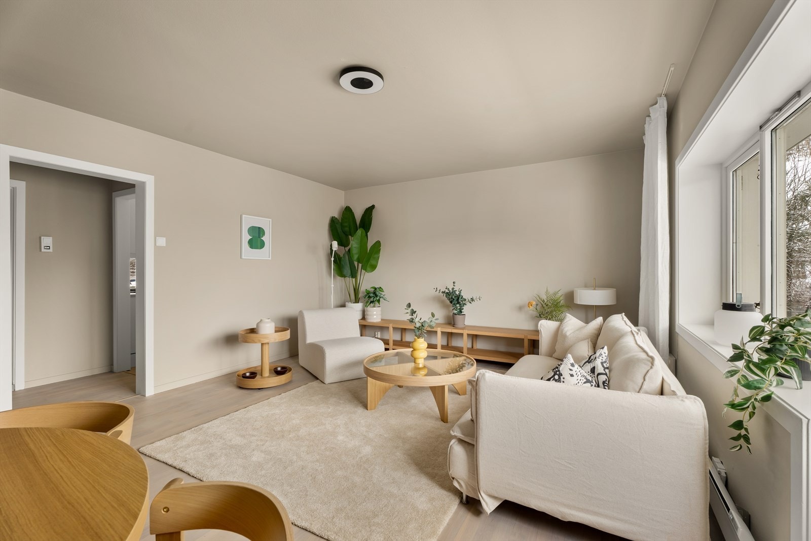 Leiligheten byr på lyse og luftige oppholdsrom med en god romfølelse. Galleribilde