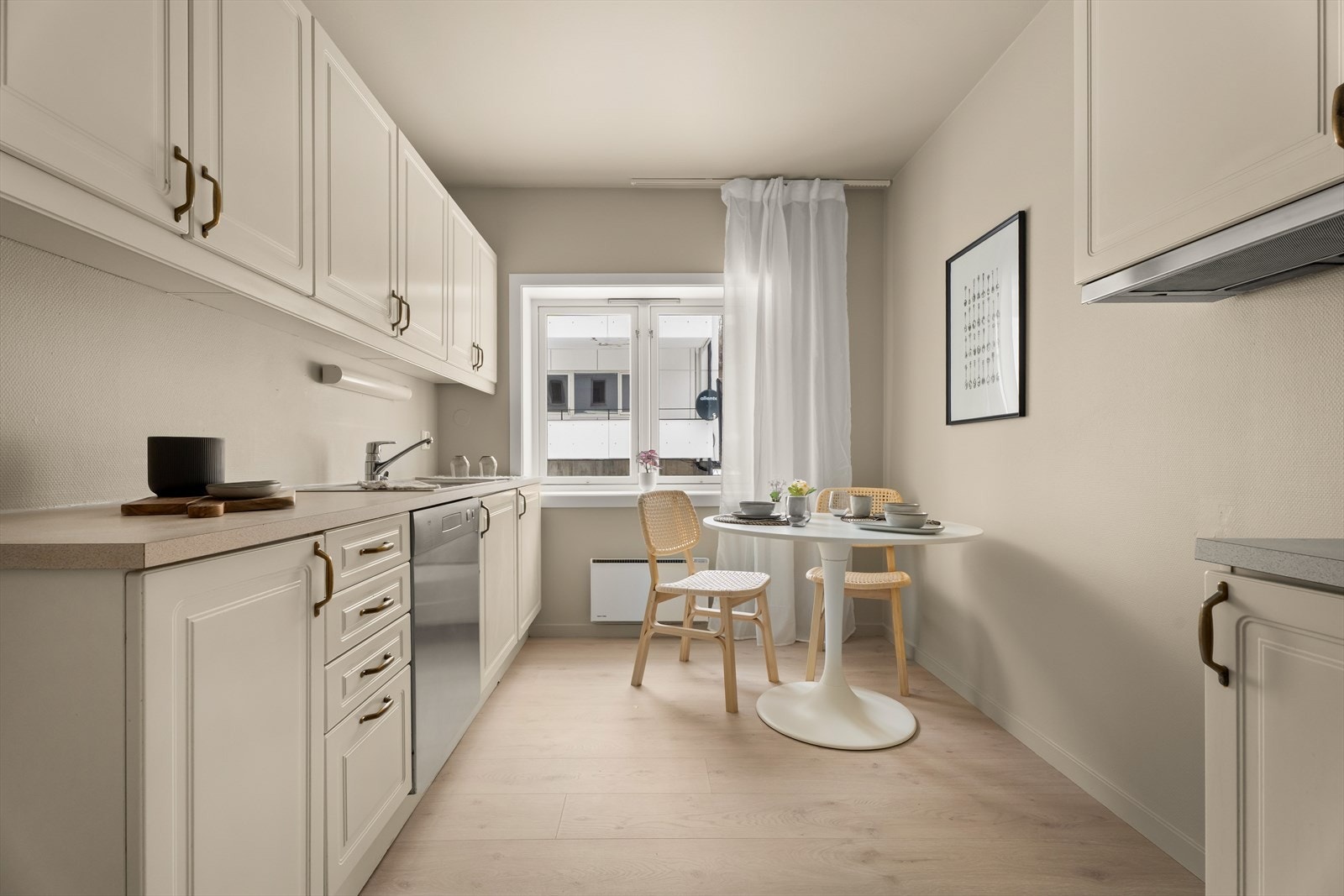 Kjøkkenet ligger i et separat rom, hvor det også er plass til en praktisk frokost krok. Galleribilde