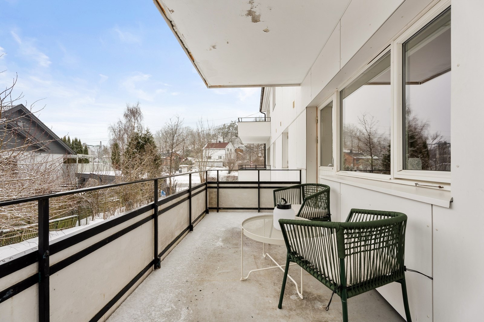 Fra stuen har du direkte utgang til en balkong med gode solforhold og utsikt over nabolaget - perfekt for å lage en hyggelig uteplass hvor du kan nyte fine dager. Galleribilde