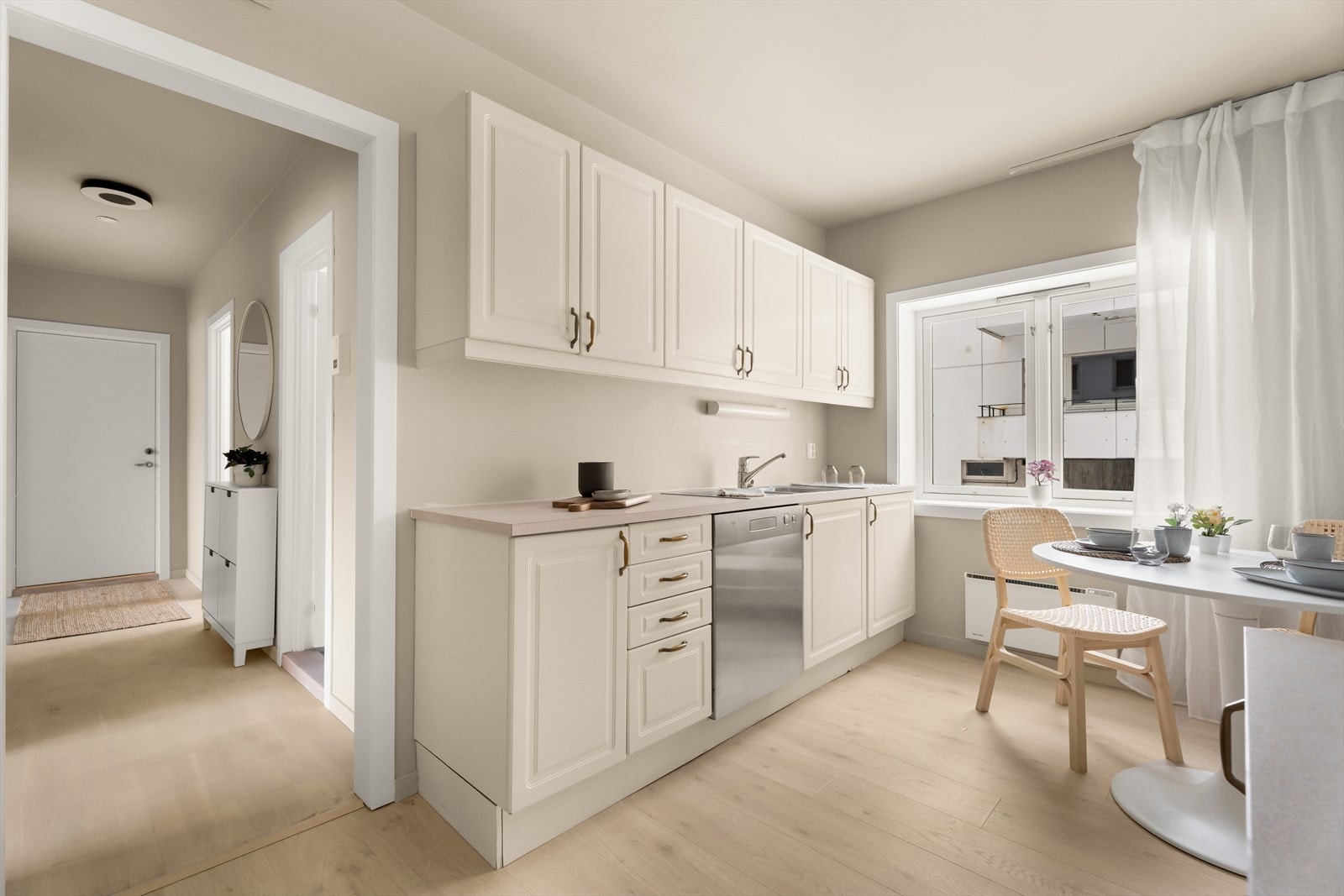 Kjøkkeninnredningen består av lyse profilerte fronter, laminert benkeplate og oppvaskkum. Galleribilde