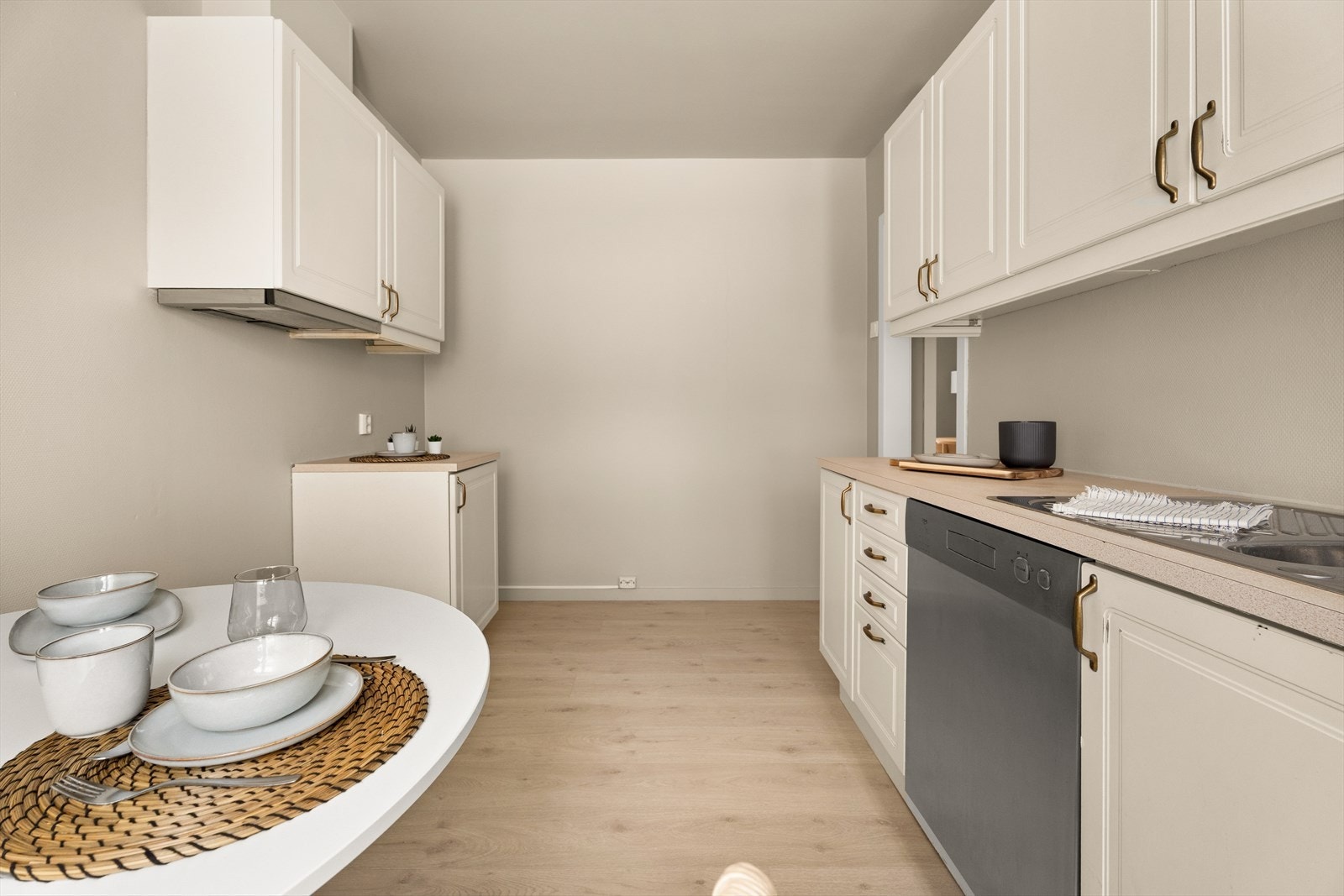 Kjøkken utstyrt med plass til kjøleskap, plass til komfyr, oppvaskmaskin, avtrekksvifte. Galleribilde