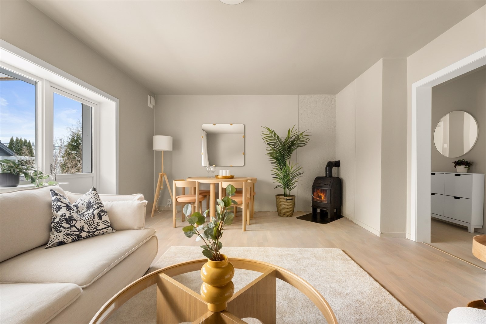 Leiligheten ble overflate oppusset i 2026 og fremstår i dag som moderne og innbydende. Galleribilde