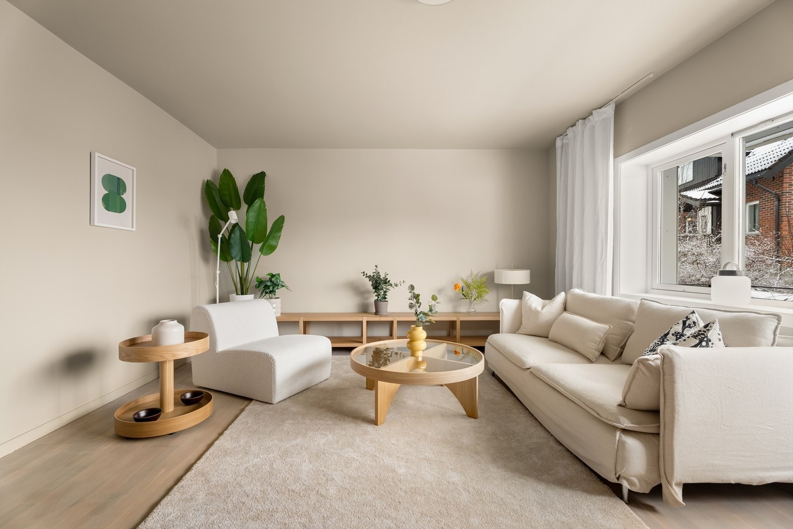 Leiligheten er beliggende i byggets første etasje i en firemannsbolig med 4 leiligheter totalt. Galleribilde