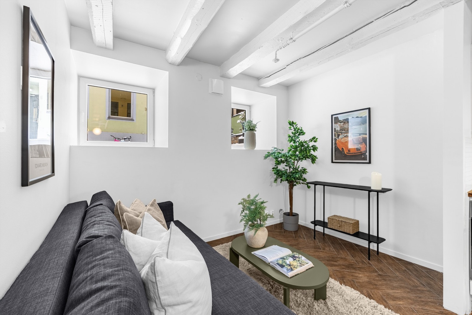 Stuen er innredet med sofa, stuebord og det kan fint settes inn TV-møbler. Galleribilde