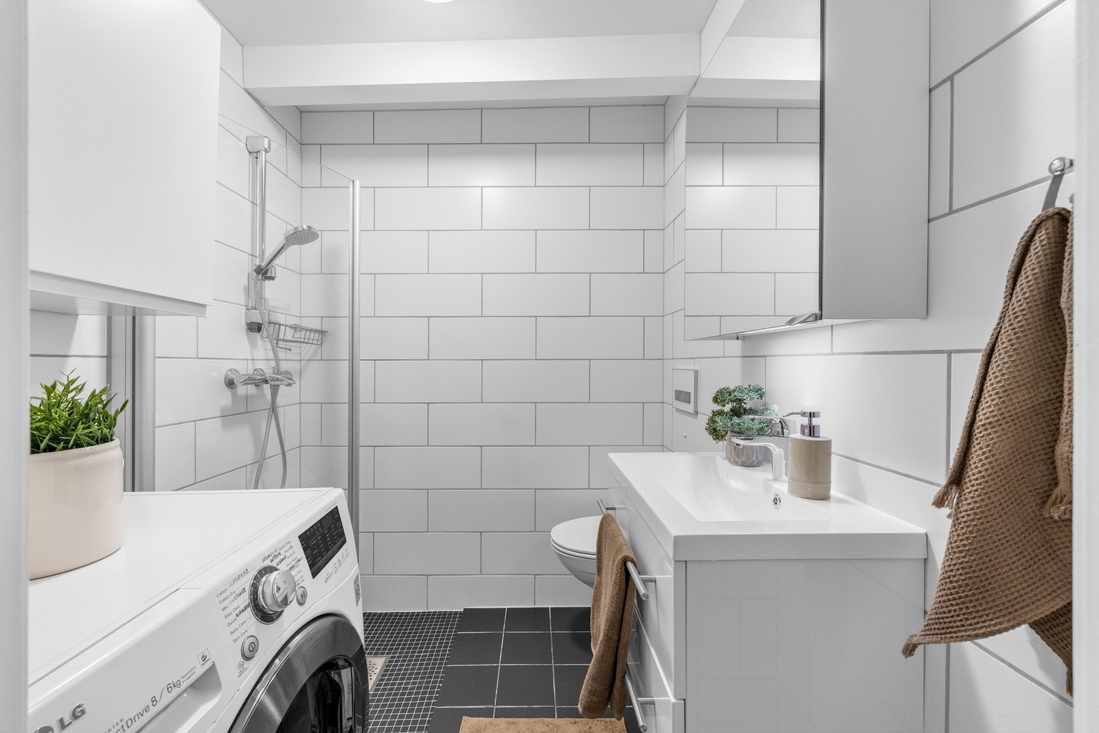 Flislagt bad med elektriske varmekabler i gulv. Galleribilde