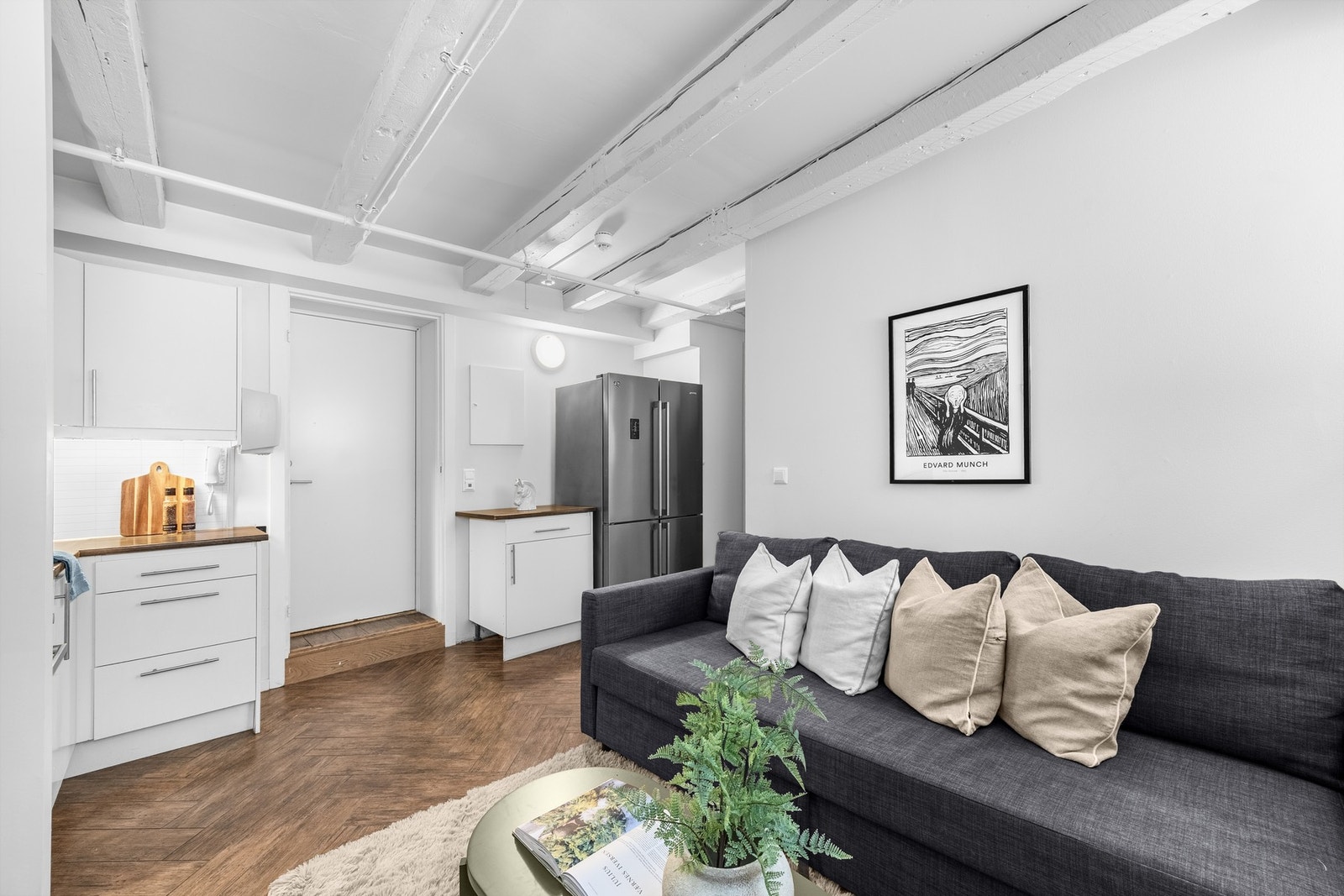 På høyreside av inngangsdøren er det ekstra kjøkkenbenk og nisje til et større kjøleskap. Galleribilde