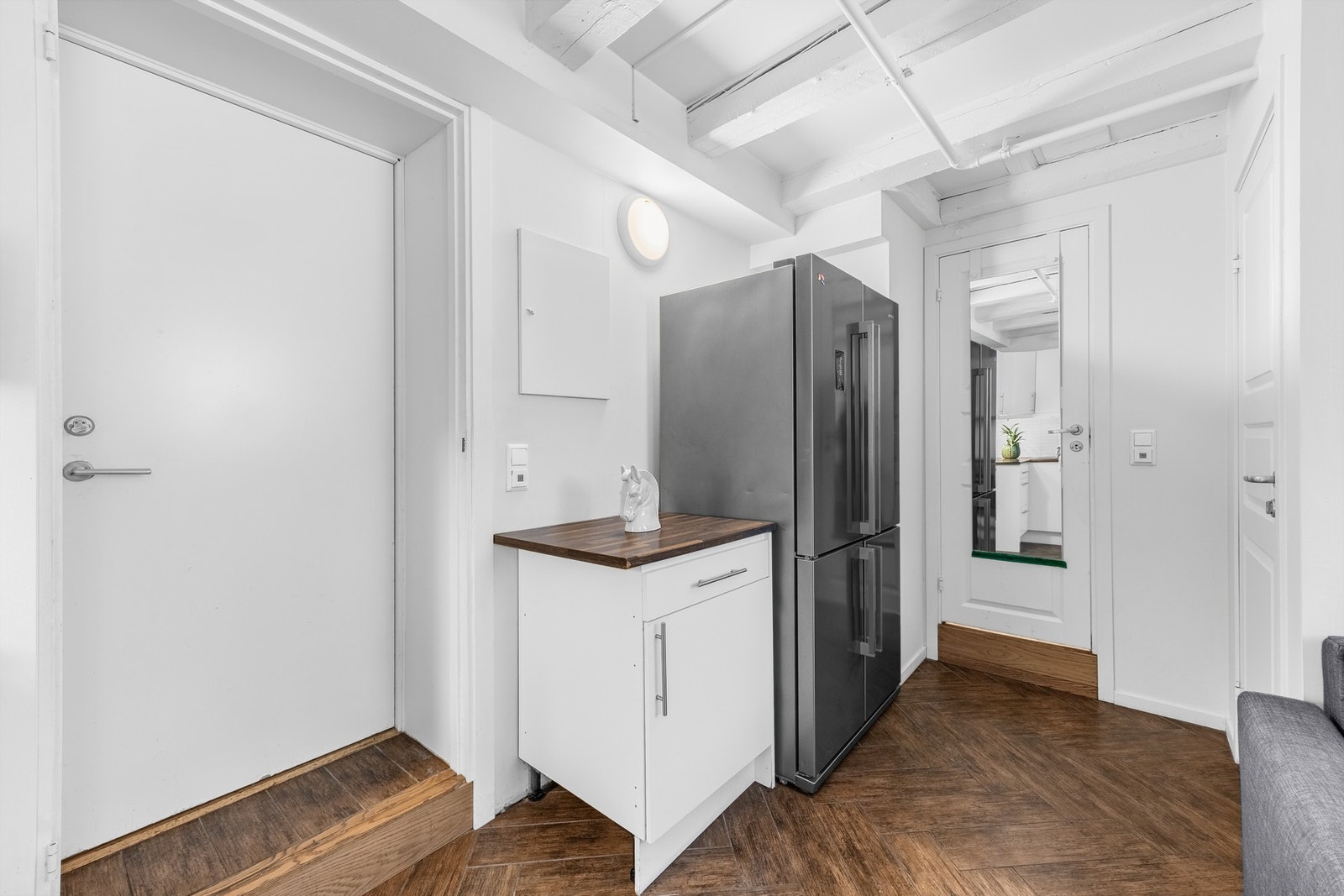 Videre innover i leiligheten er det adkomst til både bad og soverom. Galleribilde