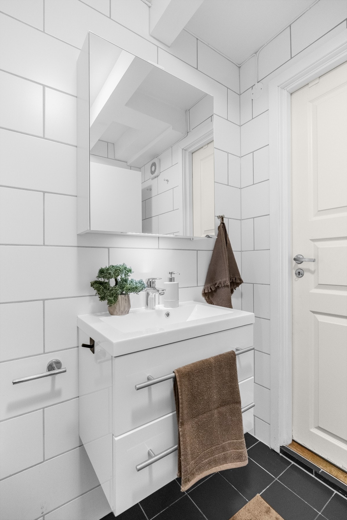 Servantseksjon med skuffer og overskap med speilfronter. Her kan det enkelt lagres diverse toalettsaker. Galleribilde