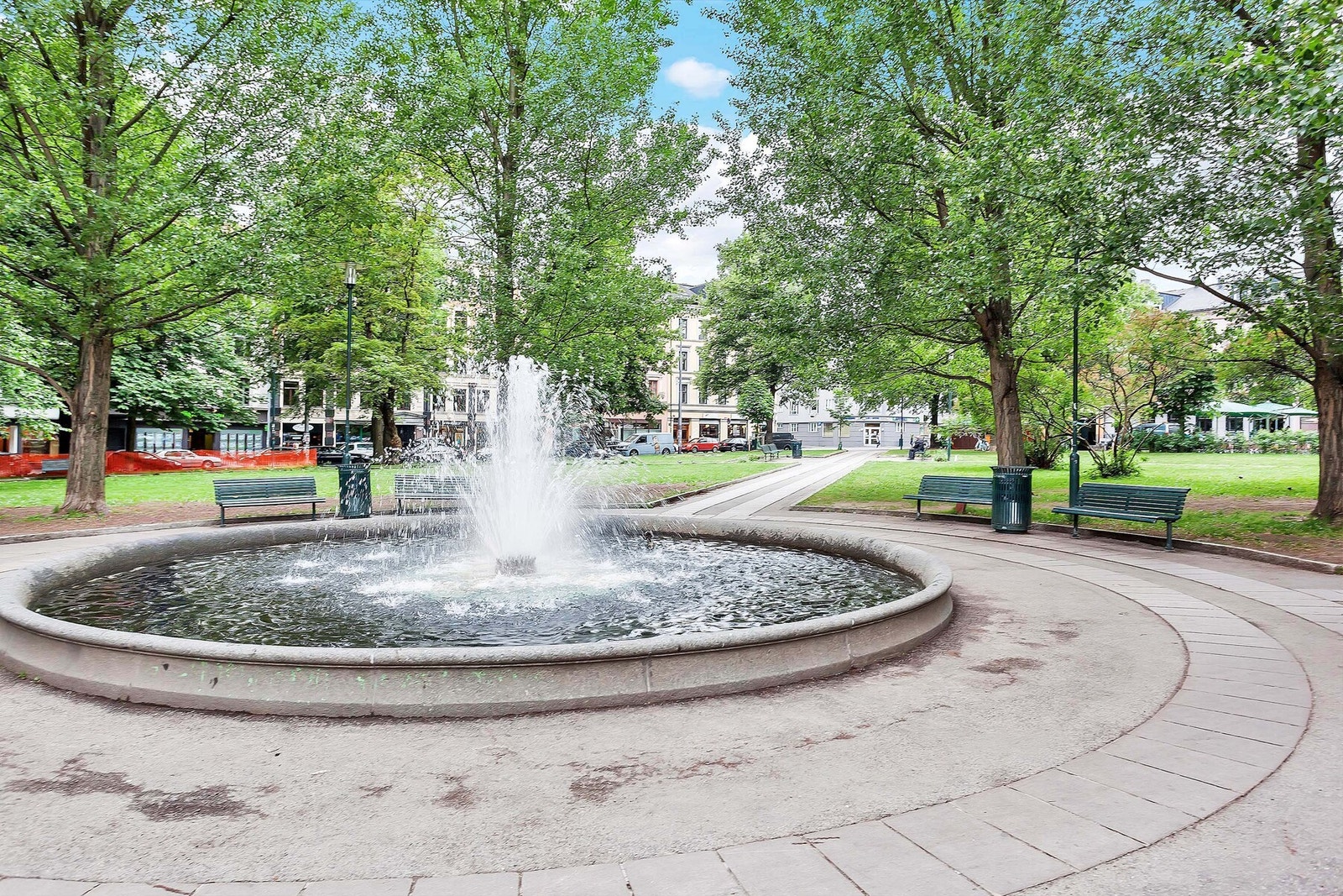 Den velkjente Olaf Ryes Plass ligger rett bortenfor og består av butikker, serveringssteder, trikkestopp og mye mer. Galleribilde