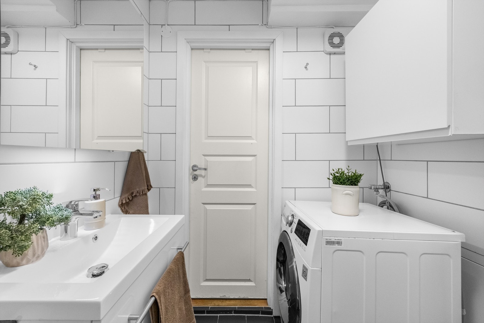 Badet har opplegg til vaskemaskin og veggfestet skap over, som passer fint til rengjøringsmiddel etc. Galleribilde