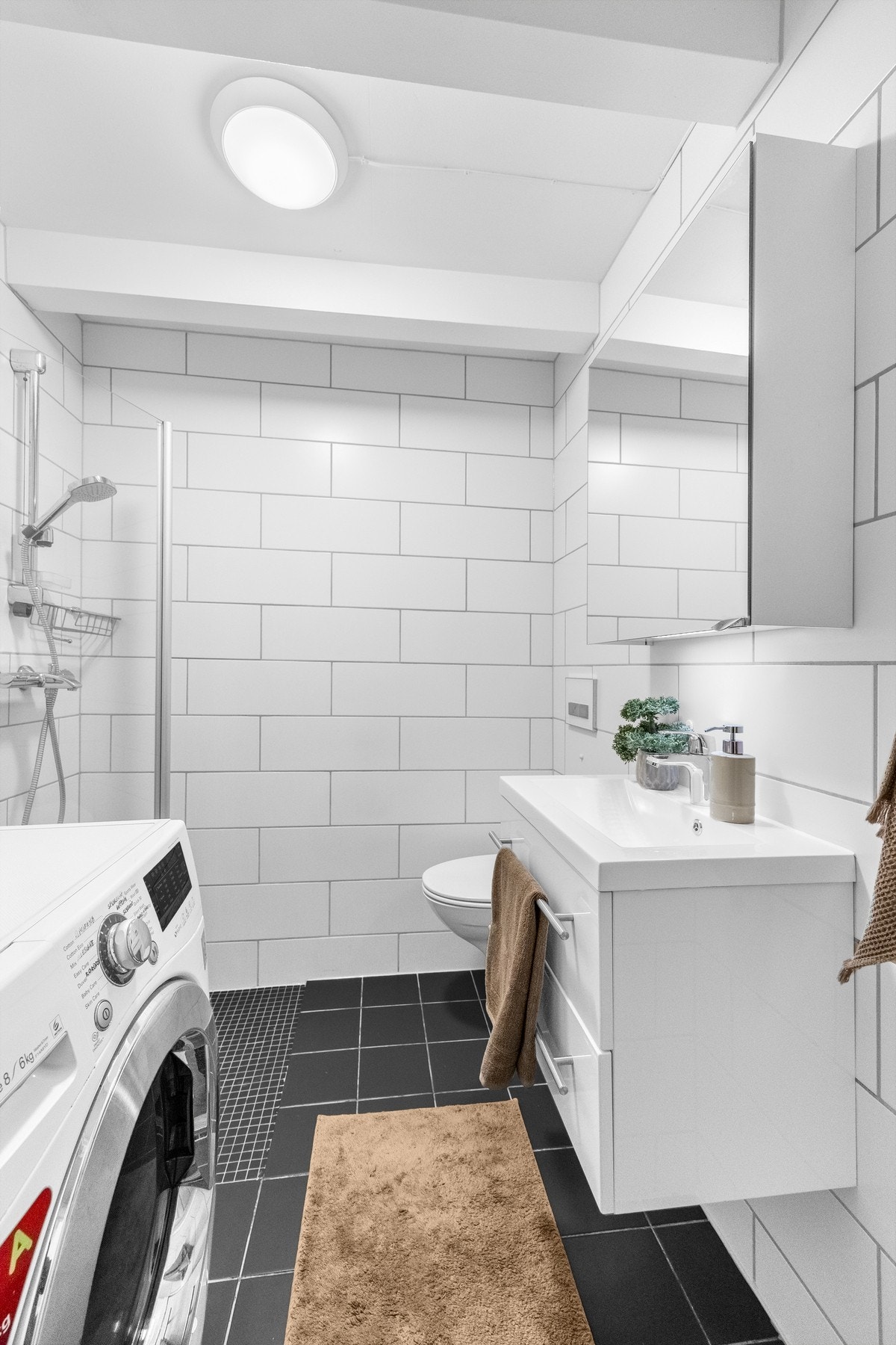 Dusjhjørne og og vegghengt toalett. Galleribilde