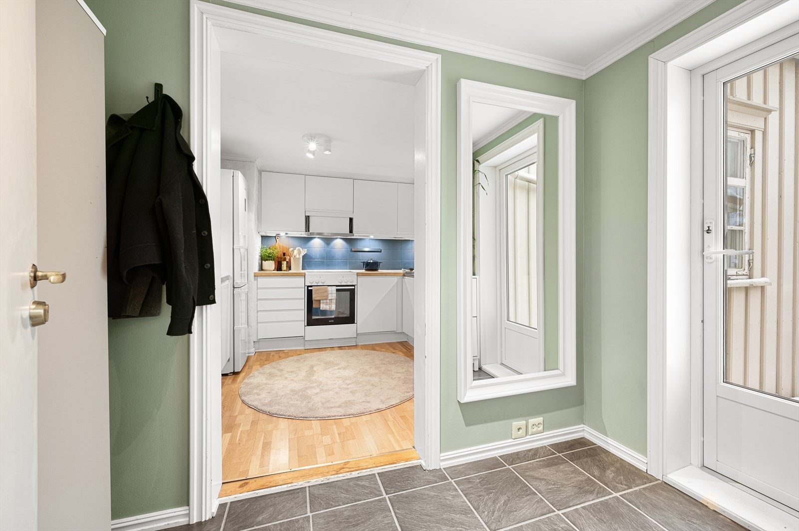 Fra entré er det direkte adkomst til kjøkken samt terrasse. Galleribilde