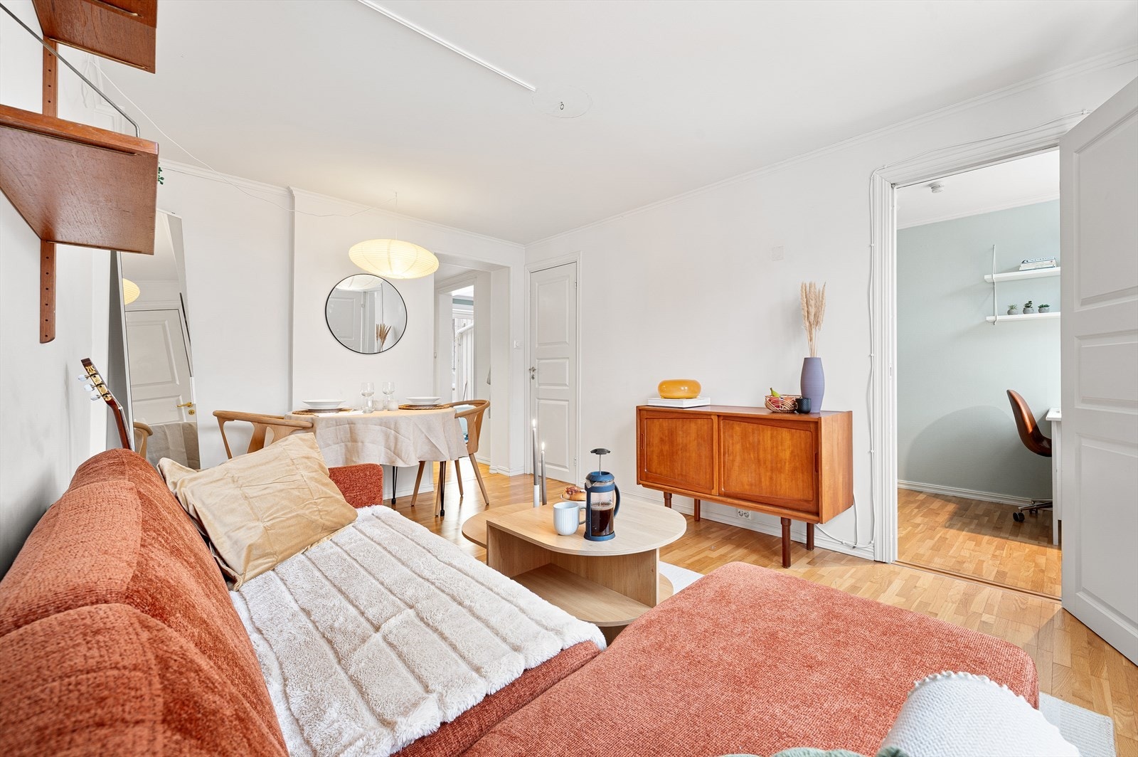 Fra stuen er det adkomst til loftstrapp og soverom Galleribilde