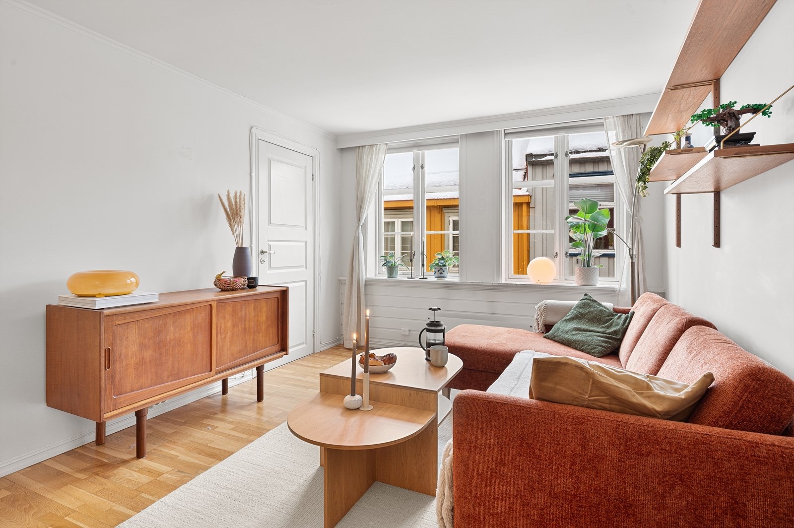 Rikelig med lysinnslipp fra de store vindusflatene. Galleribilde