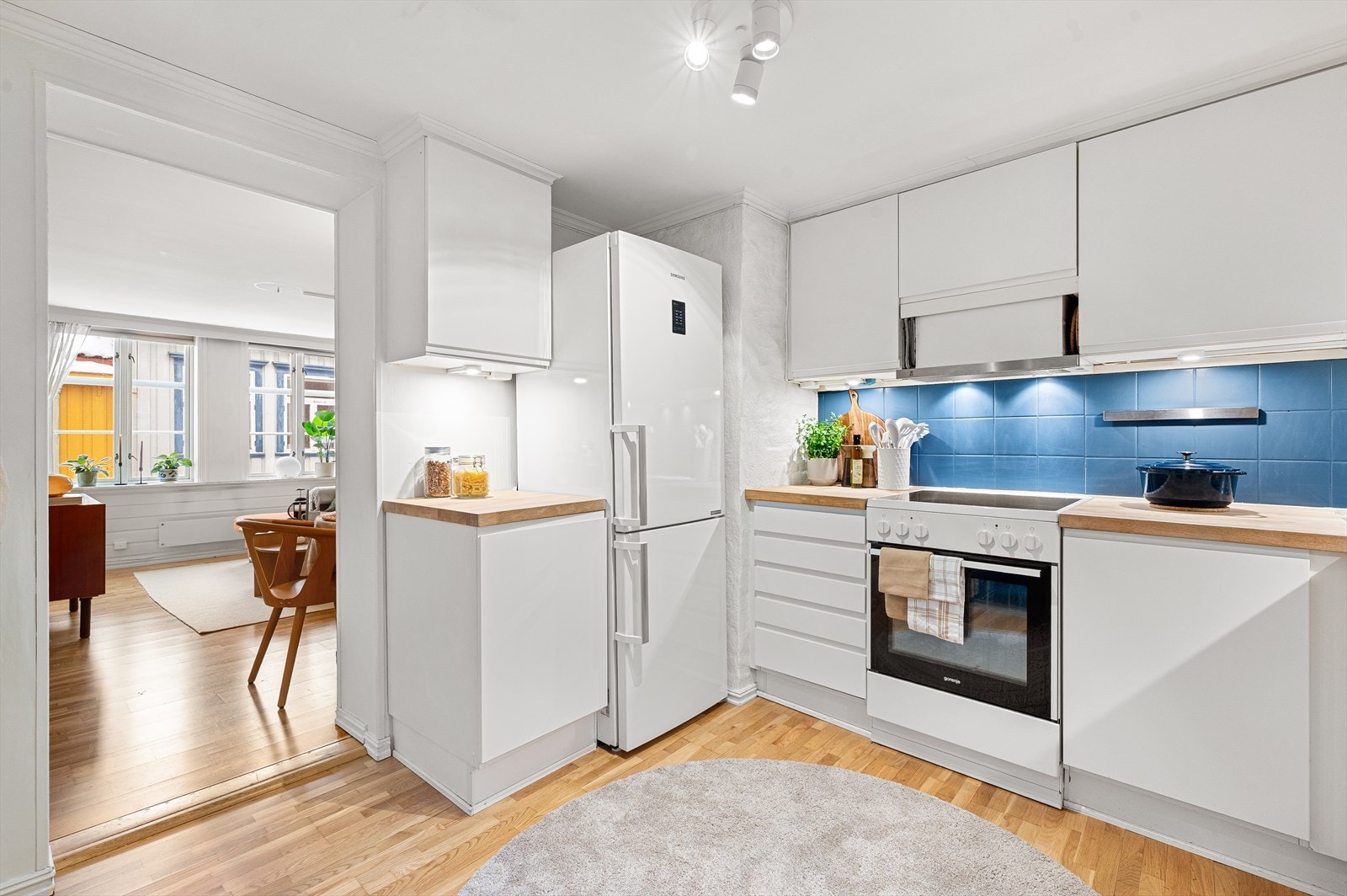 Fronter og deler av benkeplater skiftet i 2000 og 2016. Det har blitt byttet oppvaskmaskin og komfyr i 2025, samt kjøkkenvifte i 2023 Galleribilde