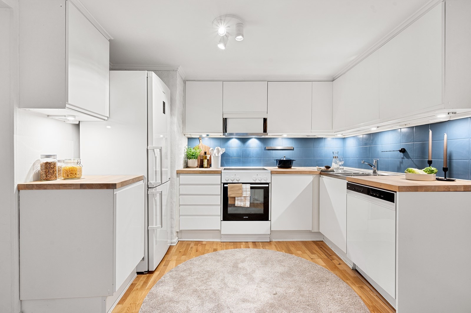 Flott kjøkken på 7,7m² som har rikelig med benkeplass, samt over- og underskap for god oppbevaring Galleribilde