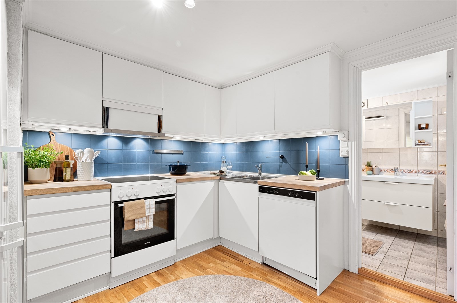 Fra kjøkkenet er det direkte adkomst til badet samt stue Galleribilde