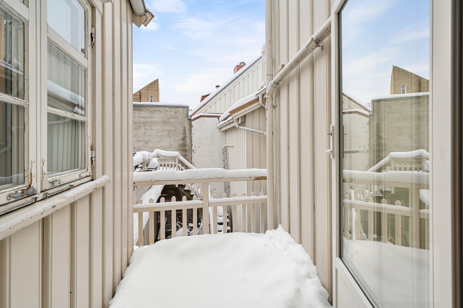 Terrassen er på 3,5m² og er ihht. seksjoneringstegningene en del av fellesarealet til sameiet. Det foreligger ferdigattest fra 10.03.2015 for terrassen. Galleribilde