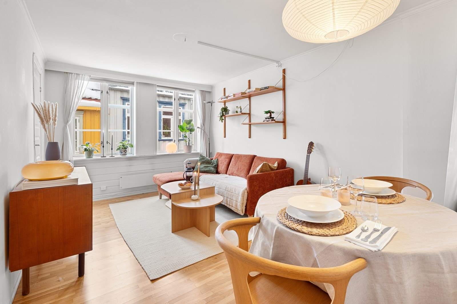 Stuen er på 14m² og har plass til flere sittegrupper Galleribilde