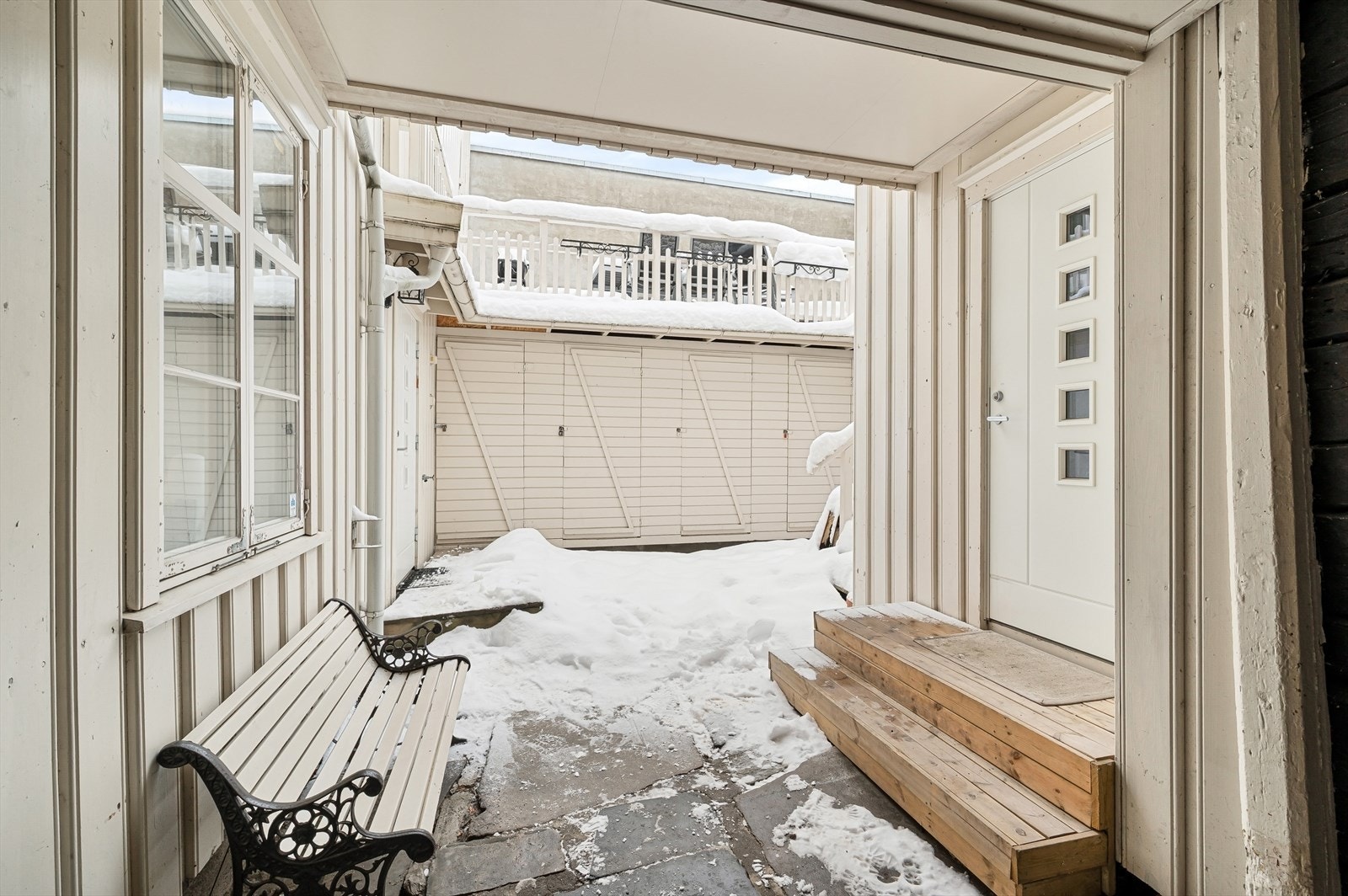 Leiligheten disponerer en bod som ihht. seksjoneringstegningene en del av fellesarealet til sameiet Galleribilde