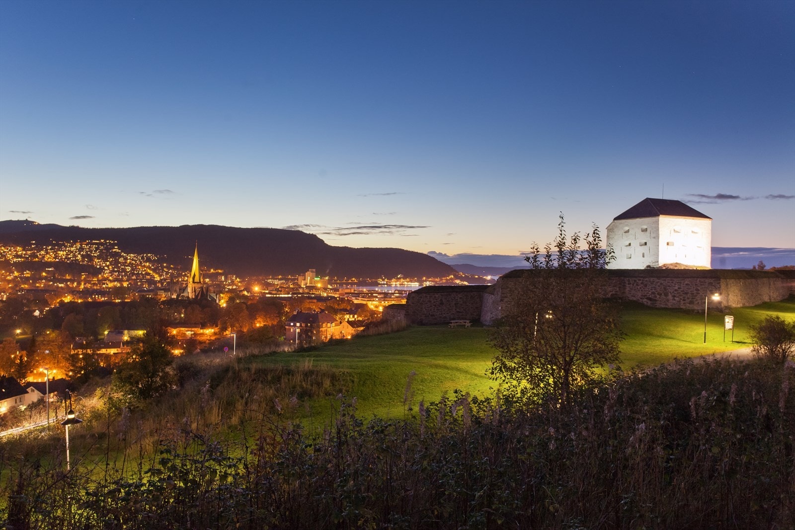 Områdebilde: Kristiansten festning byr på flott utsikt over byen, samtidig som den forteller en viktig del av byens historie fra 1600-tallet. Galleribilde