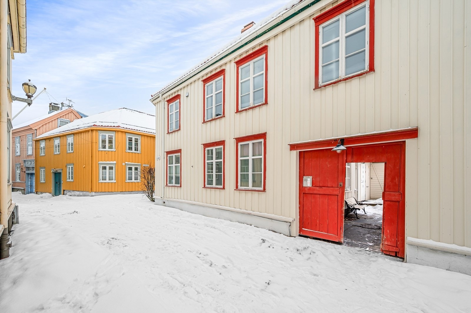 Leiligheten ligger i byggets 2. etasje og har en attraktiv beliggenhet i Midtbyen, med umiddelbar nærhet til Trondheims største bussknutepunkt. Galleribilde