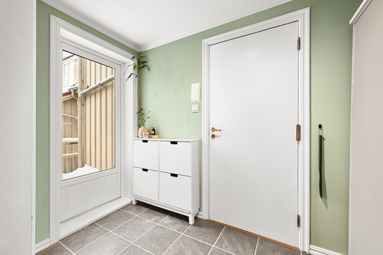 Entré til leiligheten er på 3,8m², denne har blitt utvidet og er ikke godkjent ihht. de nyeste byggetegningene. Galleribilde