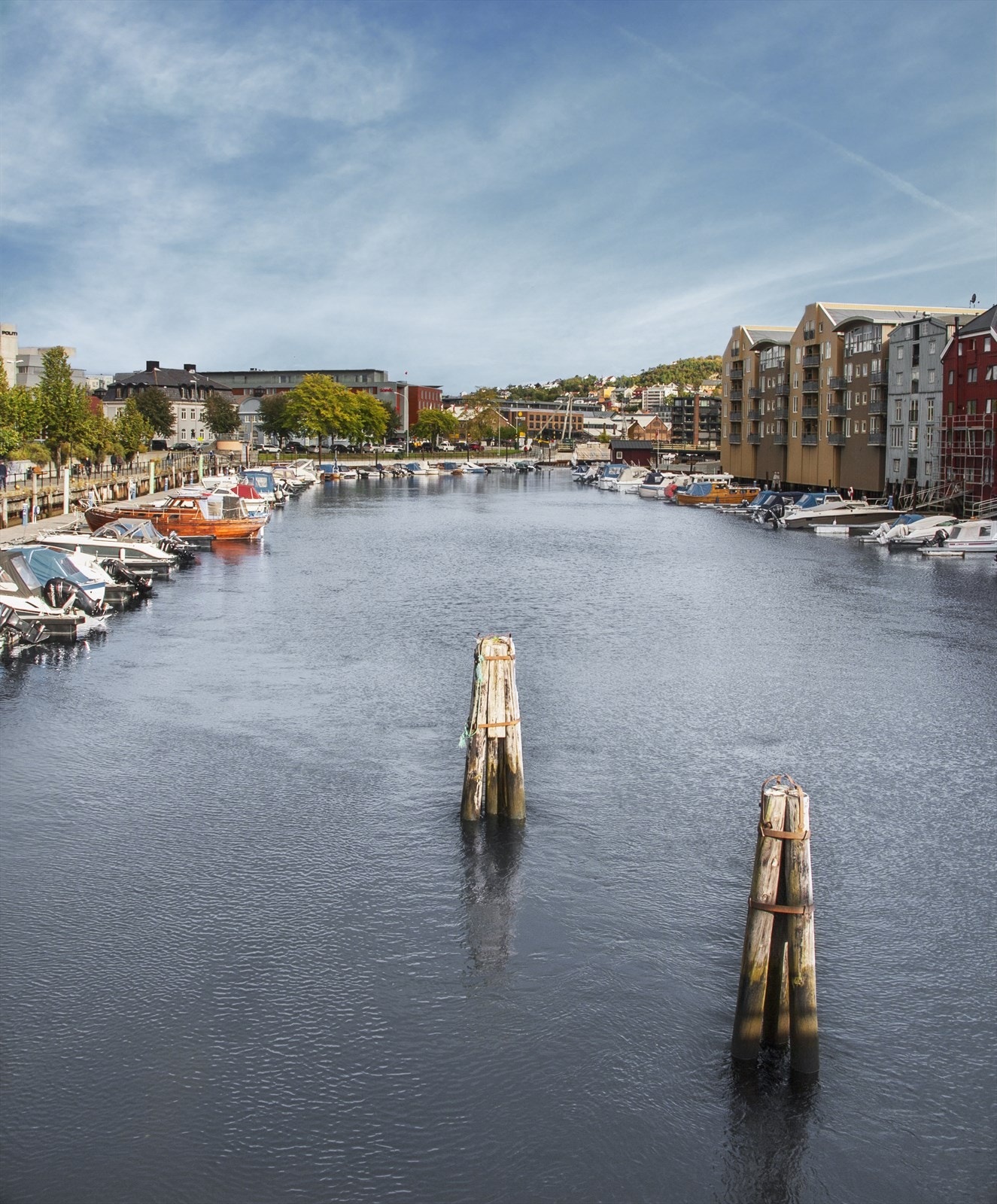 Områdebilde: Nidelva renner gjennom Trondheim og er et av byens mest ikoniske landskapstrekk, omgitt av historiske brygger og vakre turstier som binder sammen de ulike bydelene. Galleribilde