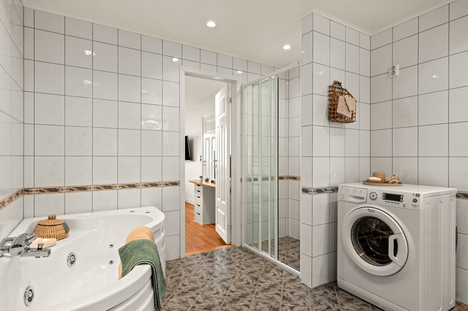 Badet har opplegg for vaskemaskin og mekanisk avtrekk til sentralanlegg. Galleribilde