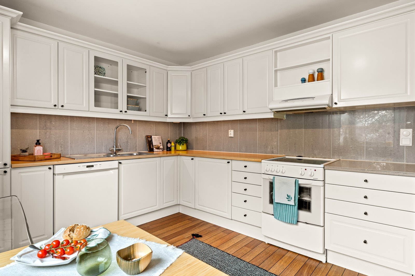 Kjøkkeninnredningen har profilerte fronter og en benkeplate i laminat. Galleribilde