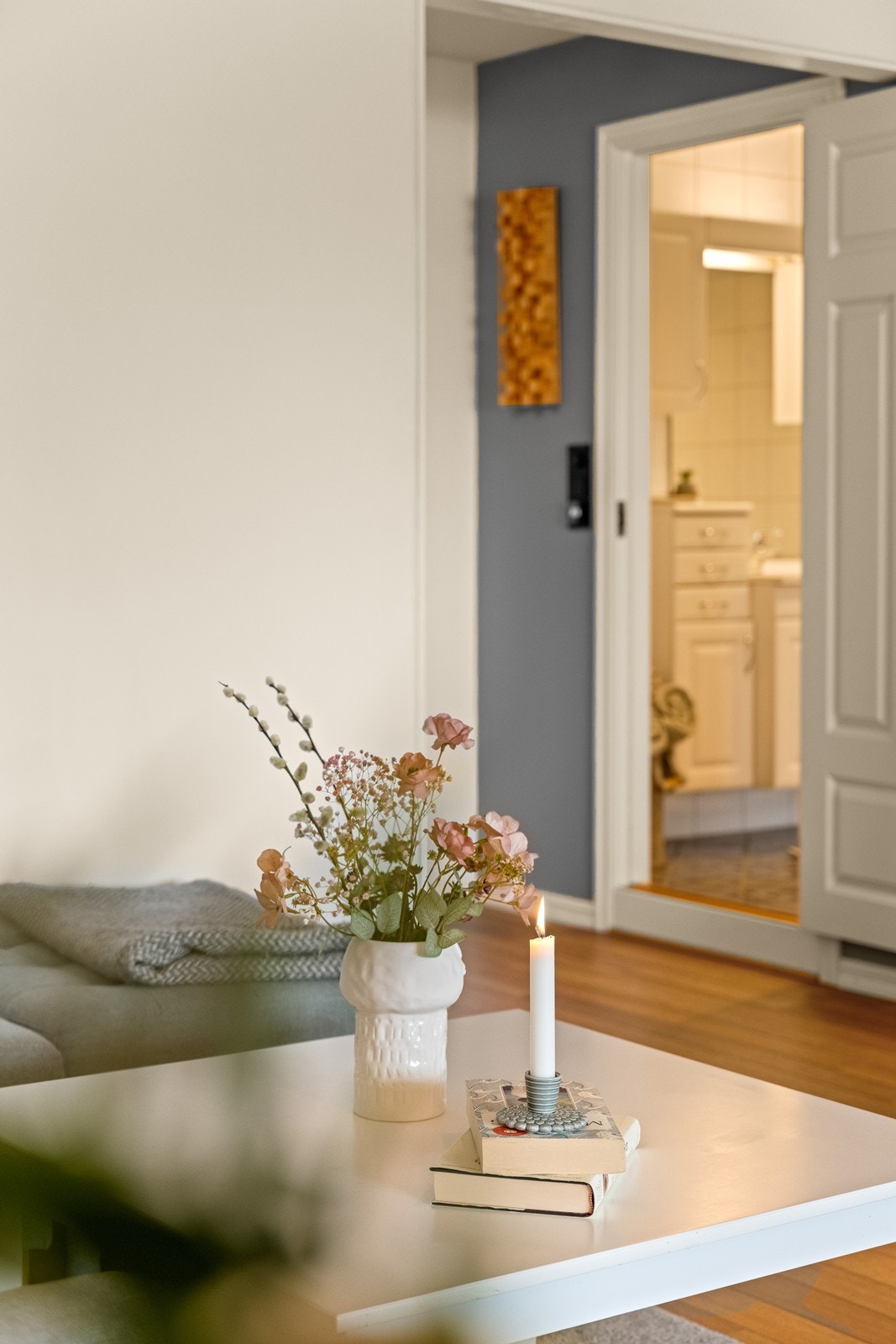 Gjennomgående materialvalg og farger skaper en helhetlig atmosfære. Galleribilde