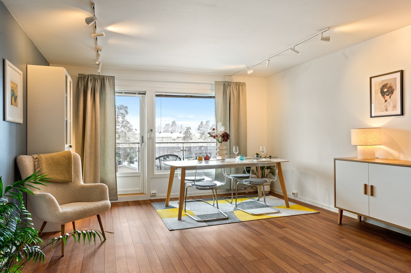 Store vindusflater og balkongdør fra 2012 slipper inn rikelig med dagslys. Galleribilde