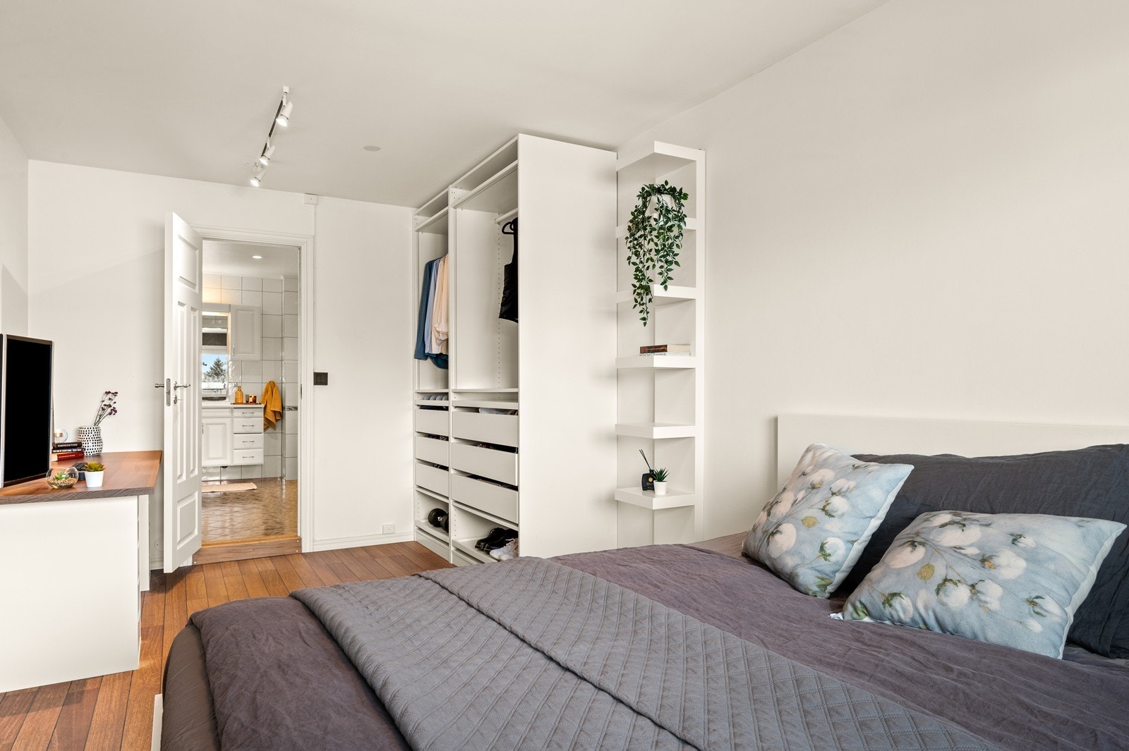 Det er adkomst til bad både fra entre og soverom Galleribilde