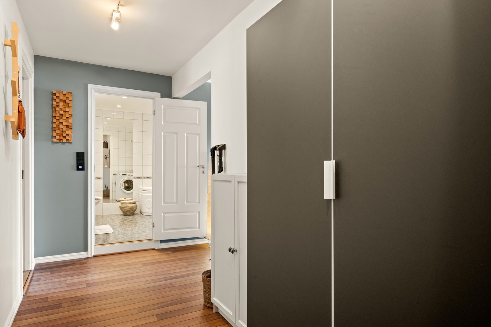 Gangen har slettmalte flater og skipsgulv som går igjen i flere av rommene. Galleribilde