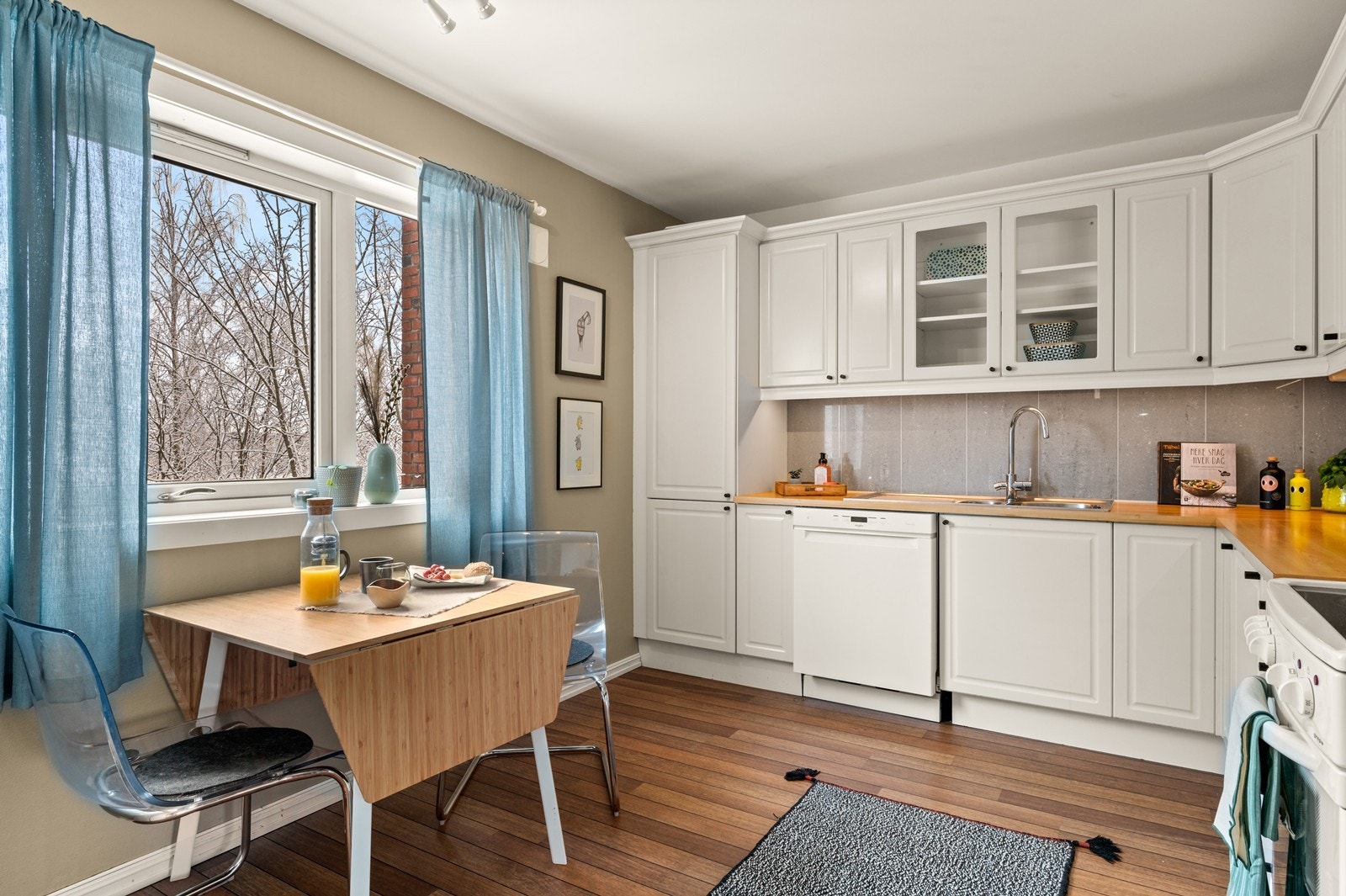 Gjennomgående romløsning med to soverom og separat kjøkken. Galleribilde