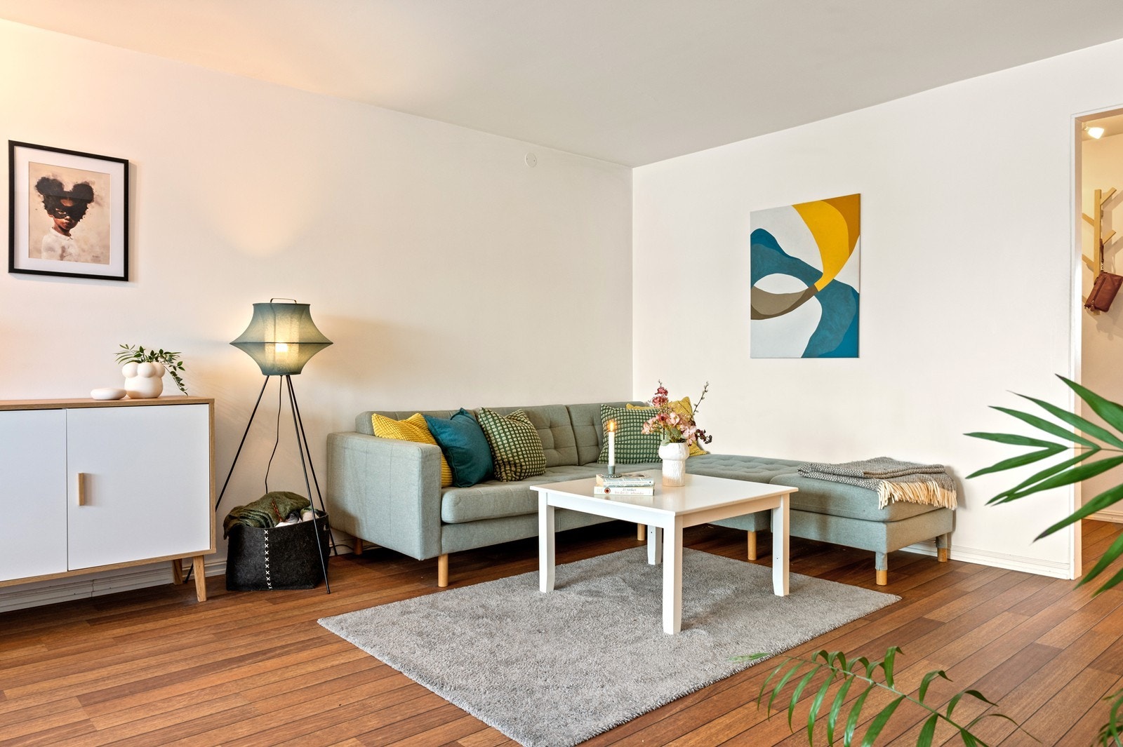 Stuen er romslig og lett å møblere for både sofagruppe og spisebord. Galleribilde