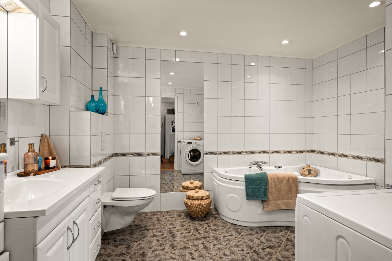 Elektriske varmekabler i gulvet, vegghengt toalett og nedfelt servant kompletterer rommet. Galleribilde