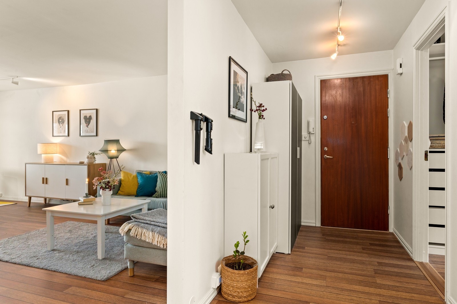 En praktisk entré med varmematter i gulvet. Galleribilde