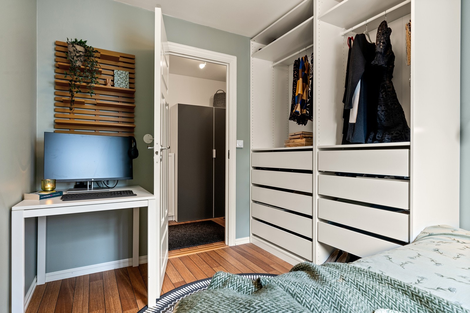 Også her er det gode oppbevaringsmuligheter og plass til en liten arbeidsstasjon. Galleribilde