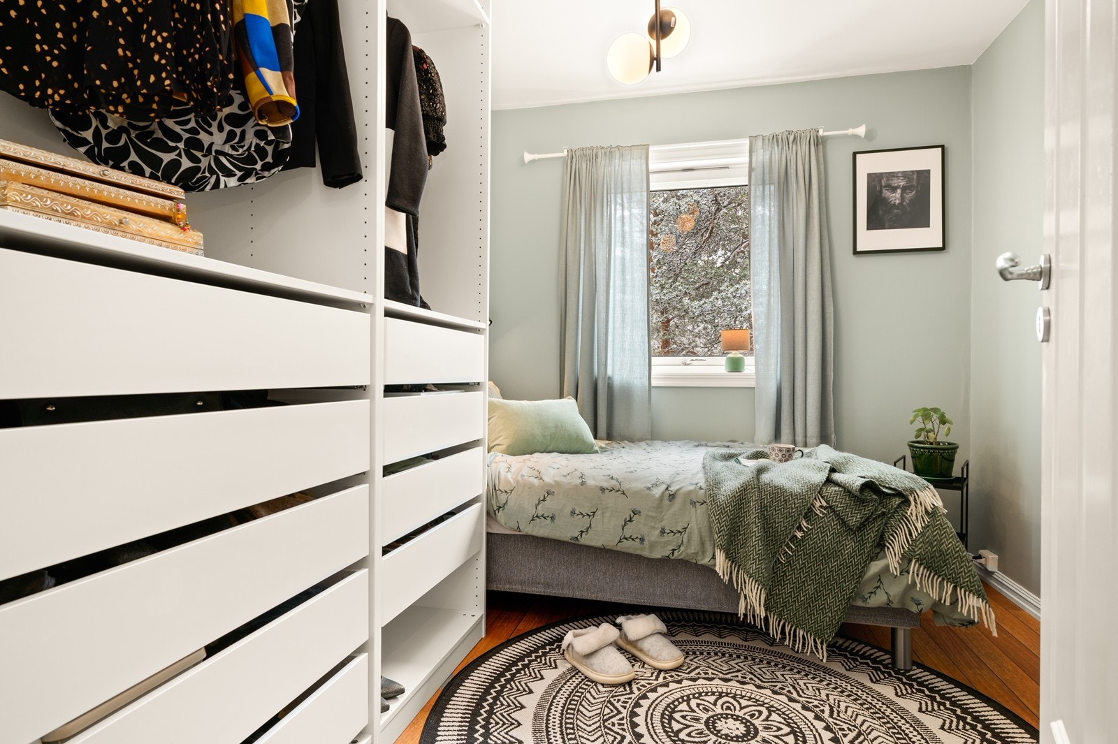 Leilighetens andre soverom passer utmerket som barnerom, gjesterom eller kontor. Galleribilde