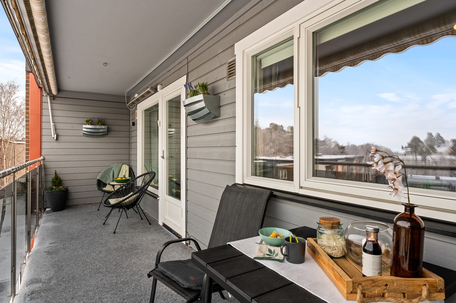 Vestvendt balkong med utsikt og sol på ettermiddag/kveld. Galleribilde