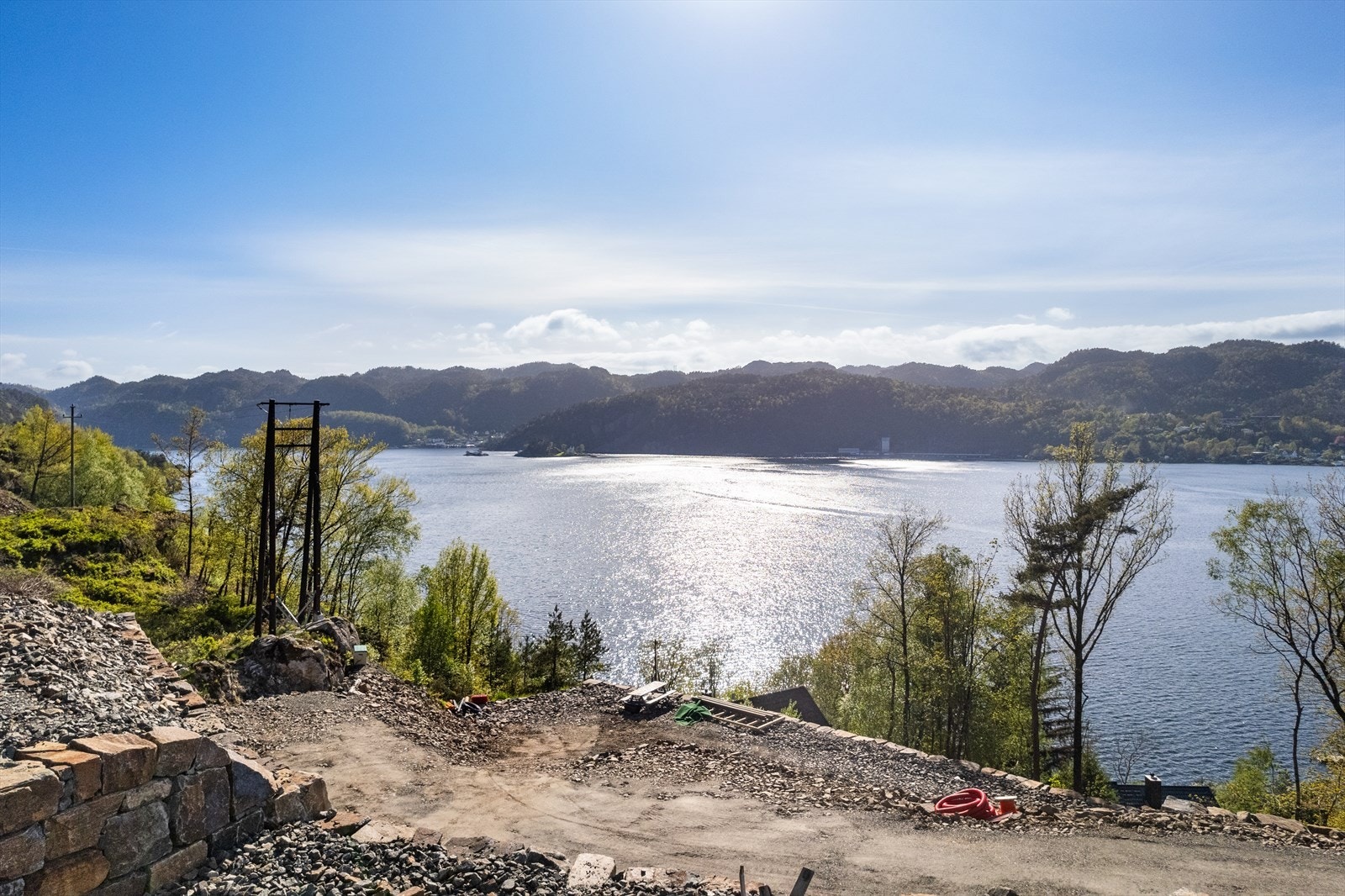 Vestvendt beliggenhet med kveldssol. Galleribilde