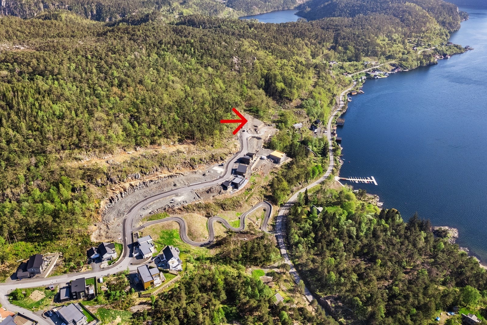 Nytt boligfelt med allerede flere ferdigstilte boliger. Galleribilde