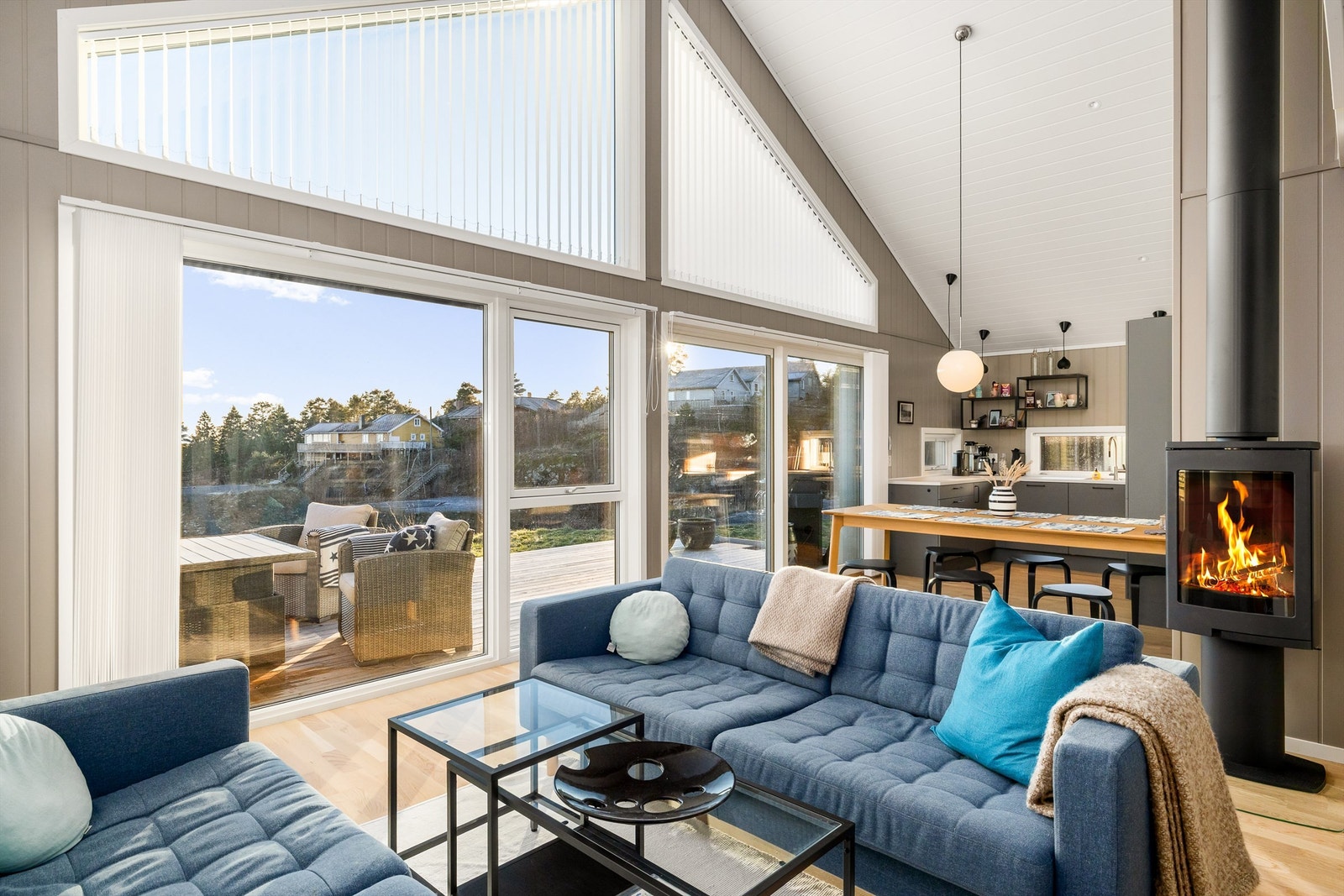 Lyseblå tilværelse: Rommene er fargesatt i forskjellige toner, basert på en pallet av naturlig tre, gråtoner og blått. Galleribilde