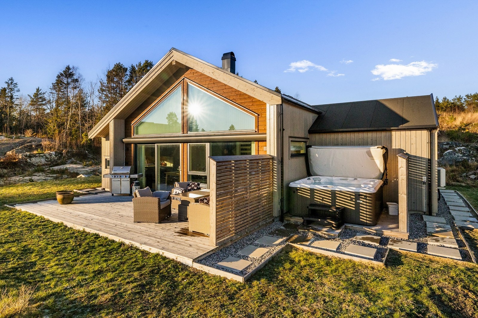 ORKESTERPLASS Fra de store vinduene i hytta har du flott overblikk over området rundt og ut mot sjøen. Uteområdene deles i soner med levegger. Galleribilde