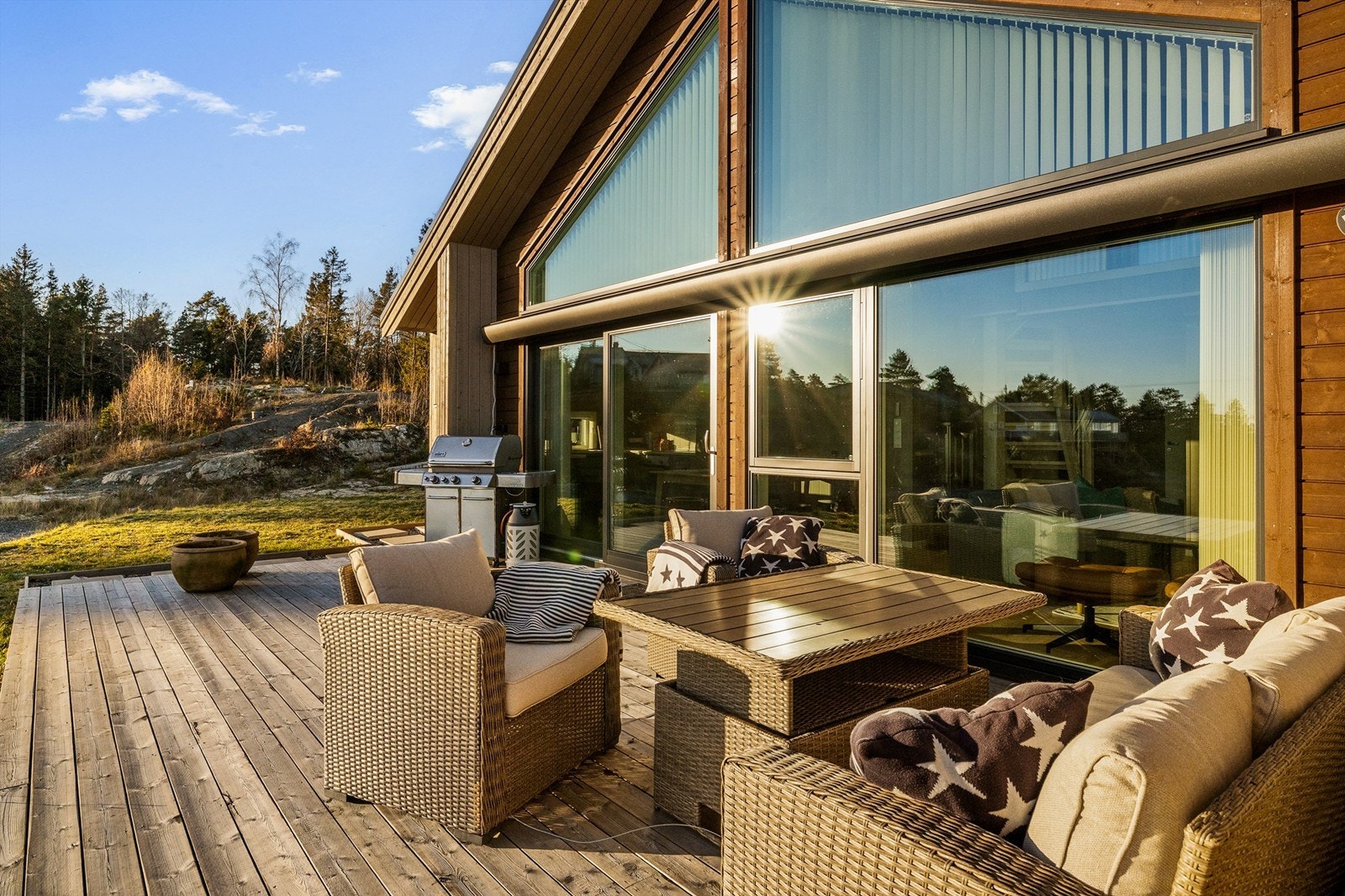 Kort vei fra inne til ute. Galleribilde