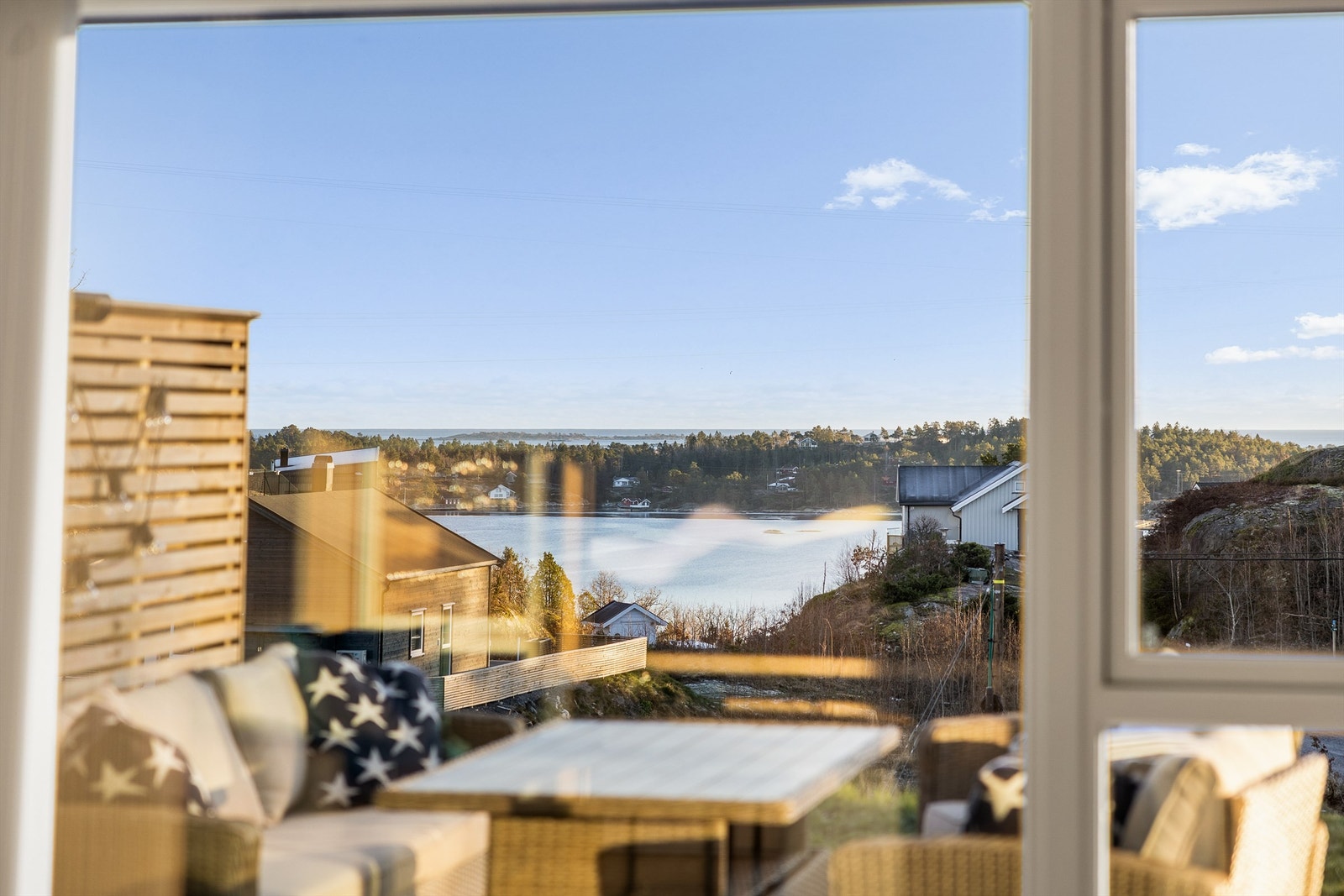 FLOTT UTSIKT: Fra stuevinduet kan du se både fjord, hav, horisont, himmel. Galleribilde