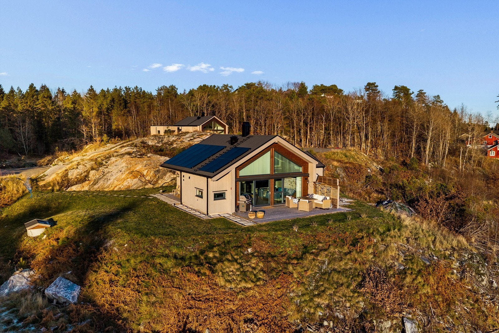 UTADVENDT: Arkitekturen åpner opp hytta mot skjærgården. Galleribilde