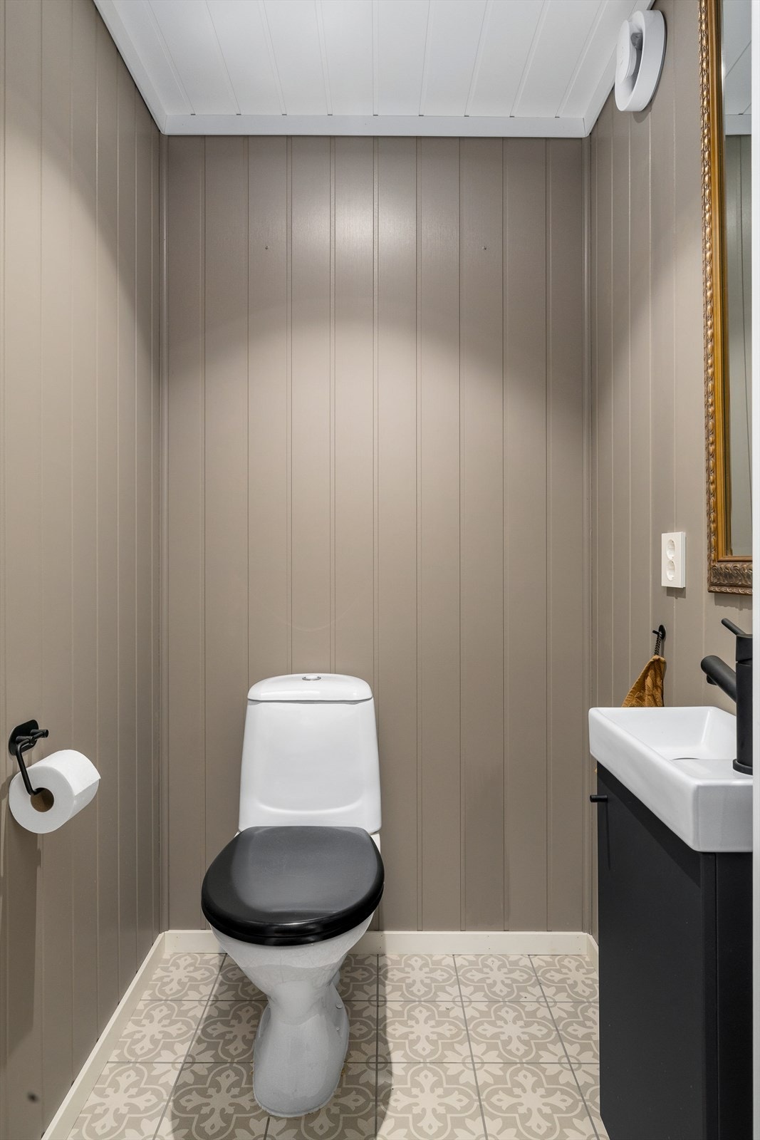 Separat toalettrom rett innenfor inngangsdøra er praktisk om det er mange på hytta. Galleribilde